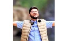 সাংবাদিক মুবিন খানকে জুতা পিটা