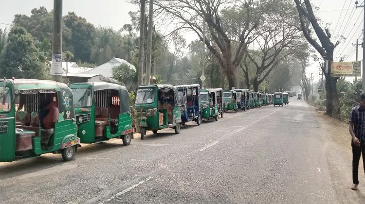 গ্যাস নিতে এক কিলোমিটার দীর্ঘ সারি, রাত জেগে ভুগান্তি সিএনজি চালকদের