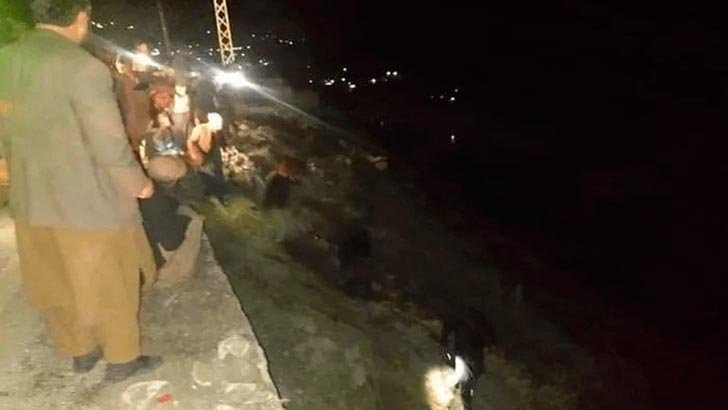 পাকিস্তানে বাসের সঙ্গে কারের সংঘর্ষ, নিহত ২১