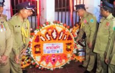 ভাষা শহীদদের স্মরণে জেলা পুলিশের শ্রদ্ধা নিবেদন