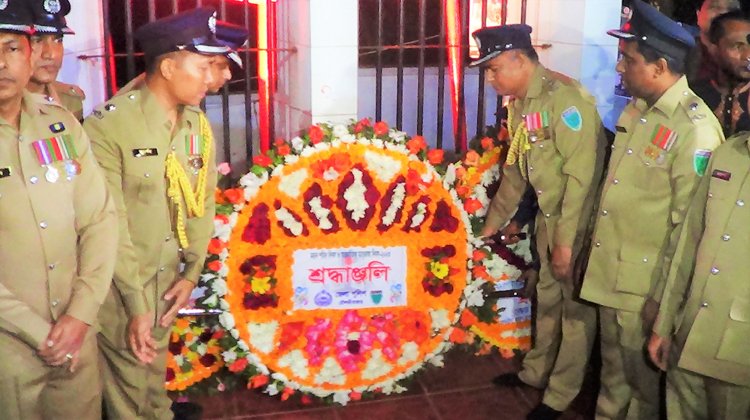ভাষা শহীদদের স্মরণে জেলা পুলিশের শ্রদ্ধা নিবেদন