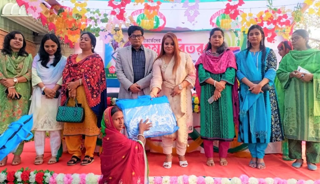প্রধানমন্ত্রীর উপহার হিসেবে লেডিস ক্লাবের উদ্যোগে শ্রমিকদের মাঝে কম্বল বিতরণ