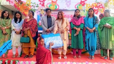প্রধানমন্ত্রীর উপহার হিসেবে লেডিস ক্লাবের উদ্যোগে শ্রমিকদের মাঝে কম্বল বিতরণ