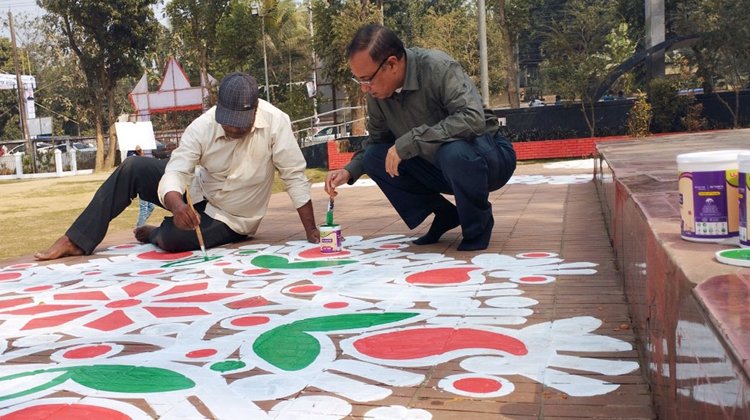 শহীদ মিনারে ৩০ বছর ধরে আল্পনা আঁকেন সালেহ