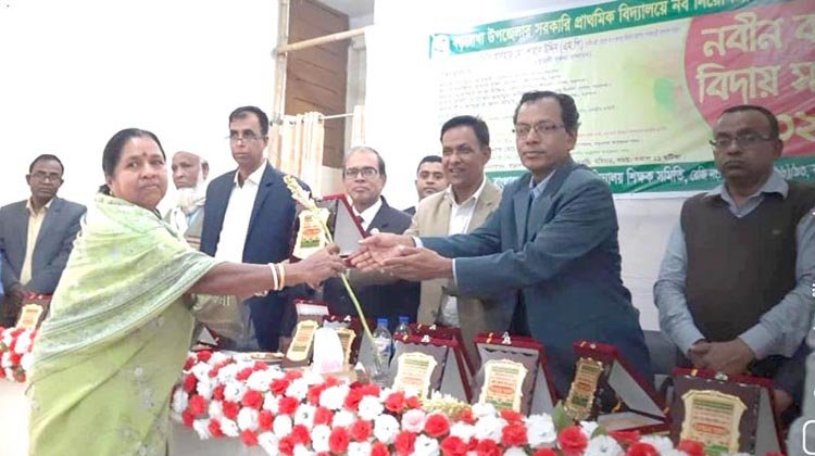 বড়লেখায় প্রাথমিকের ২৫ শিক্ষককে বিদায় সংবর্ধনা