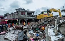 সর্বত্র লাশের গন্ধ, মৃত্যু ২৫ হাজার ছাড়াল