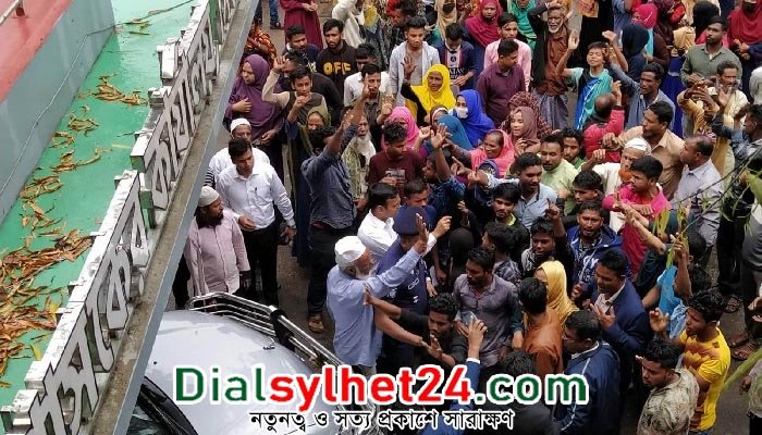 সিলেটের জেলা প্রশাসককে অবরুদ্ধ করে বিক্ষোভ