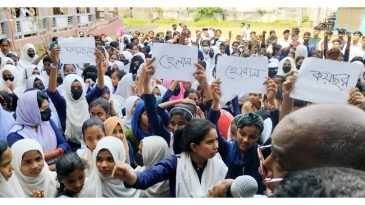 অটোরিকশাচালকের হামলায় শিক্ষার্থী আহত, সড়ক অবরোধ