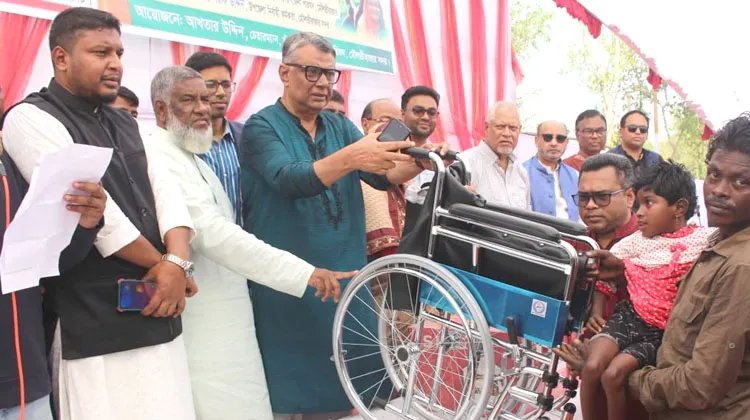 মহিলাদের মাঝে সেলাই মেশিন ও প্রতিবন্ধীদের মধ্যে হুইল চেয়ার বিতরণ