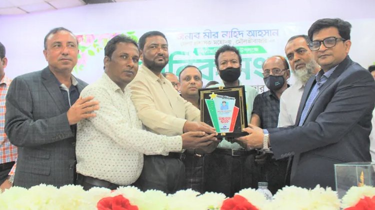 ‘পাতাকুঁড়ি দেশ’ পত্রিকা পরিবারের পক্ষ থেকে বিদায়ী উপলক্ষে জেলা প্রশাসক নাহিদ আহসানকে সম্মাননা স্মারক প্রদান