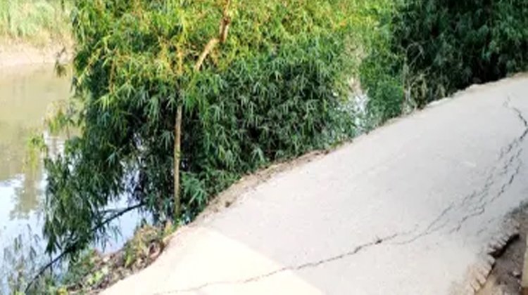 জুড়ী নদীর পাশে রাস্তায় ফাটল, জনমনে আশংকা