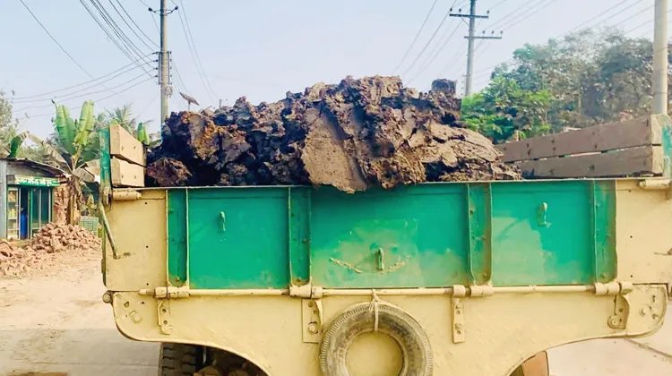 কৃষি জমির উর্বর মাটি কেটে নেওয়ায় কমে যাচ্ছে ফসলের উৎপাদন