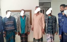 জুয়ার সরঞ্জাম ও টাকাসহ ৪ জন আটক