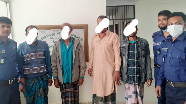 জুয়ার সরঞ্জাম ও টাকাসহ ৪ জন আটক