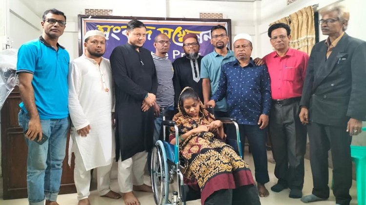 শ্রীমঙ্গলে প্রেসক্লাবের সহযোগিতায় প্রতিবন্ধী পরিবারের মধ্যে একটি হুইল চেয়ার বিতরণ।