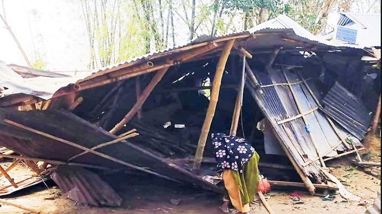 আকস্মিক ঘূর্ণিঝড়ে শতাধিক ঘরবাড়ি বিধ্বস্ত, আহত ৫