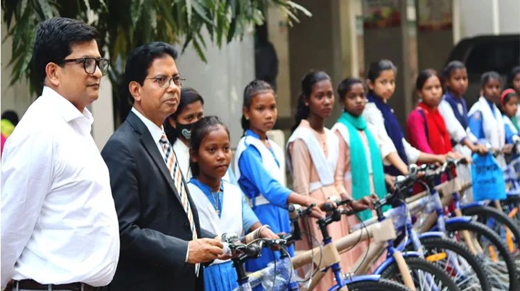 জেলা সদরে ক্ষুদ্র নৃৃ-গোষ্ঠীর শিক্ষার্থীদের মাঝে বাইসাইকেল বিতরণ