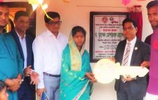 ক্ষুদ্র নৃ-গোষ্ঠীর জীবনমান উন্নয়নের আওতায় নির্মিত ঘরের চাবি হস্তান্তর