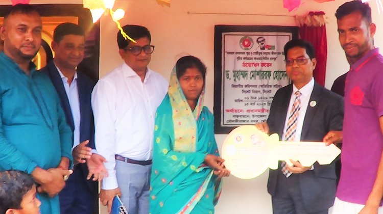 ক্ষুদ্র নৃ-গোষ্ঠীর জীবনমান উন্নয়নের আওতায় নির্মিত ঘরের চাবি হস্তান্তর