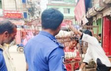 ফুটপাত দখলমুক্ত করতে কুলাউড়ায় পুলিশের অভিযান