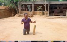 এক হাতে ভর করে বিবিএ পাস: চাকরি চান প্রতিবন্ধী কামরুল