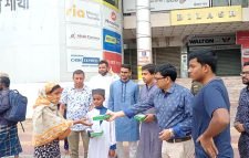 পথচারীদের মাঝে ইফতার বিতরণ করলেন জেলা প্রশাসক মীর নাহিদ আহসান