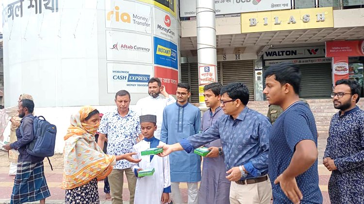 পথচারীদের মাঝে ইফতার বিতরণ করলেন জেলা প্রশাসক মীর নাহিদ আহসান