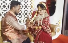 সমাজপতির কারণে স্ত্রীকে নিয়ে বাড়ি যেতে পারছেননা স্বামী