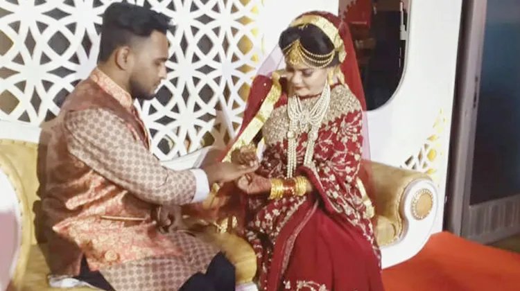 সমাজপতির কারণে স্ত্রীকে নিয়ে বাড়ি যেতে পারছেননা স্বামী