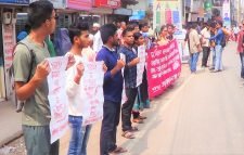 পাথারিয়া হিল রিজার্ভ ফরেস্টের সমনভাগ বিটে  বন পুড়ানোর প্রতিবাদে মানববন্ধন