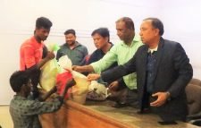 পৌরসভার নিজ অর্থায়নে ২০০জনকে সামগ্রী বিতরণ