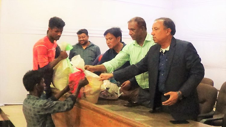 পৌরসভার নিজ অর্থায়নে ২০০জনকে সামগ্রী বিতরণ