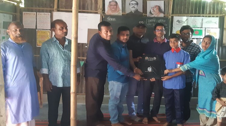 বড়কাপন উপানুষ্ঠানিক প্রাথমিক বিদ্যালয়ে স্কুলড্রেস ও ব্যাগ বিতরণ