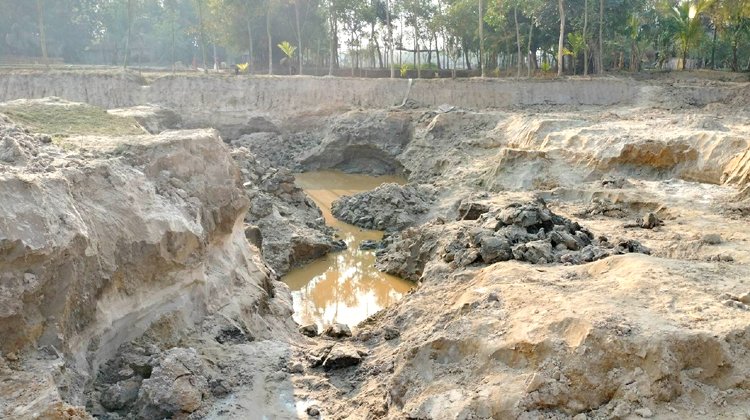 চলছে ফসলি জমির উর্বর মাটি কাটার মহা উৎসব