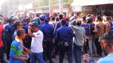 সাবেক এমপি নাসের রহমানের ওপর হামলার প্রতিবাদে বিএনপির বিক্ষোভ মিছিলে পুলিশের বাধা