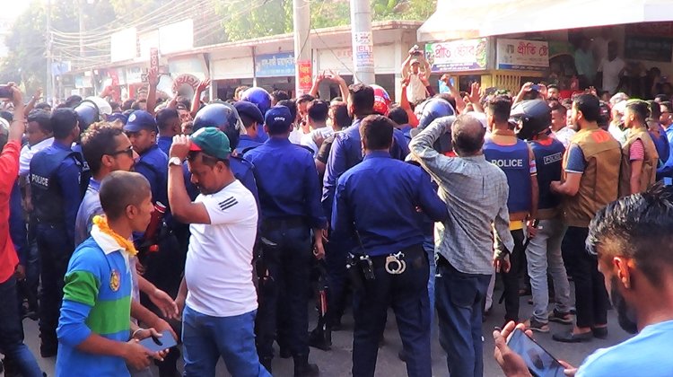 সাবেক এমপি নাসের রহমানের ওপর হামলার প্রতিবাদে বিএনপির বিক্ষোভ মিছিলে পুলিশের বাধা