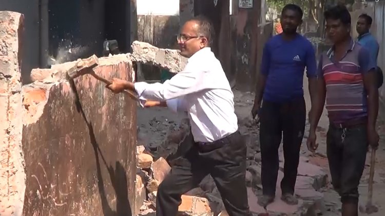 মৌলভীবাজারে পৌর এলাকায় দেওয়াল ভেঙে রাস্তা প্রশস্তকরণের কাজ আবার শুরু