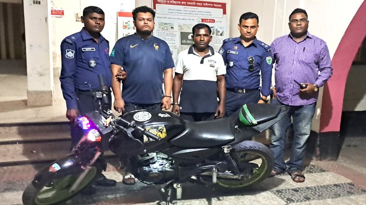 জুয়ার আসর থেকে জুয়া খেলার সরঞ্জাম ও চোরাই মোটরসাইকেলসহ আটক ২