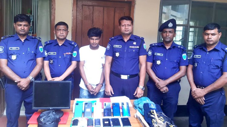 কুলাউড়ায় ১৩ মোবাইল ও লক্ষাধিক টাকার মালামালসহ চোর আটক