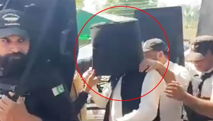 বুলেটপ্রুফ বালতিতে মাথা ঢেকে আদালতে গেলেন ইমরান