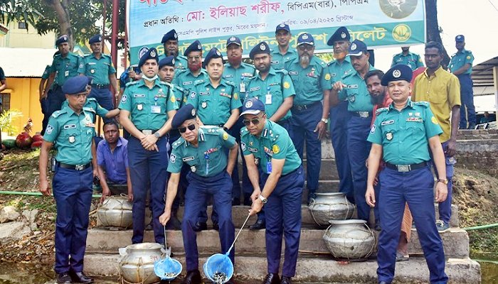 সিলেট পুলিশ লাইন্সের পুকুরে মাছের পোনা অবমুক্ত