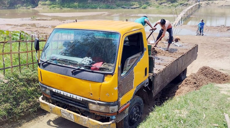 ভ্রাম্যমাণ আদালতের ৫০ হাজার টাকা জরিমানা কমলগঞ্জে অবৈধভাবে বালু উত্তোলন
