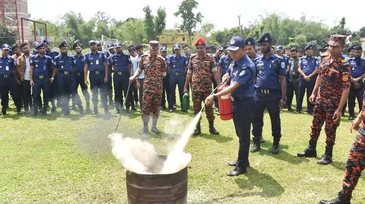মৌলভীবাজার পুলিশ লাইন্সে বার্ষিক অগ্নি-নির্বাপণ কর্মশালা ও মহড়া অনুষ্ঠিত