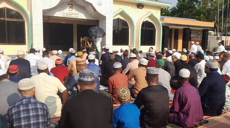 মুসলিম উম্মাহর কল্যাণ ও শান্তি কামনায় দক্ষিণ বড়কাপন জামে মসজিদ শাহী ঈদগাহে ঈদের জামাত অনুষ্ঠিত