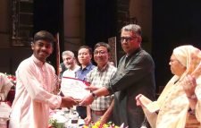 গরীব মেধাবীদের মধ্যে ‘অন্বেষা’ শিক্ষা বৃত্তি, সম্মাননা ক্রেস্ট ও সার্টিফিকেট বিতরণ