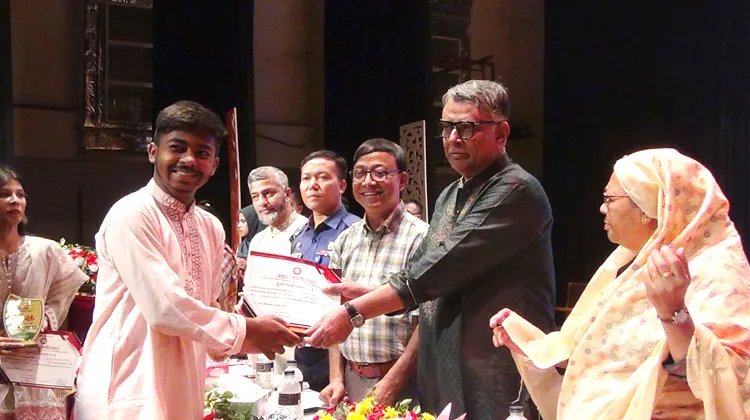 গরীব মেধাবীদের মধ্যে ‘অন্বেষা’ শিক্ষা বৃত্তি, সম্মাননা ক্রেস্ট ও সার্টিফিকেট বিতরণ