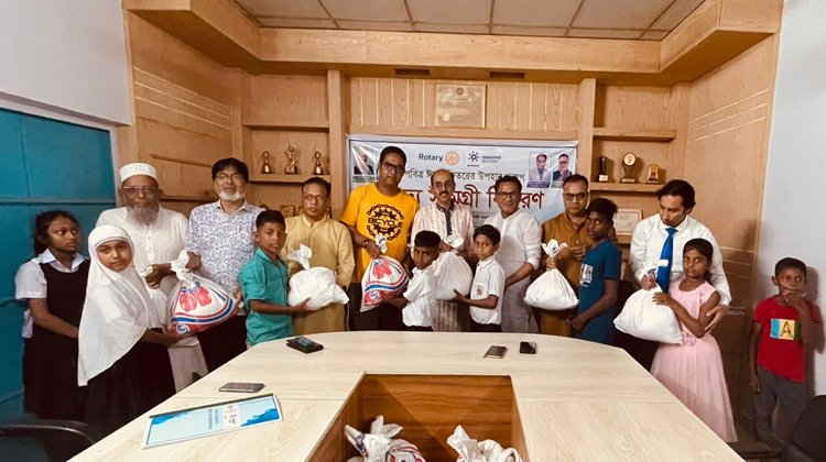 মৌলভীবাজারের রোটারী ক্লাবের উদ্যোগে দুইশতাধিক মানুষের মধ্যে ঈদ উপহার বিতরণ 
