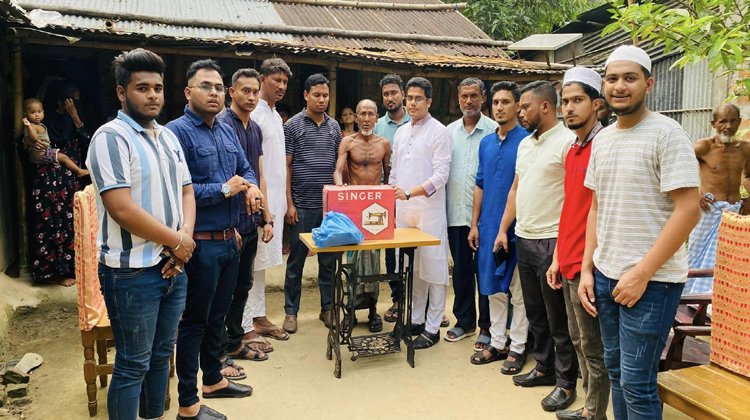 কামরুল ও শাহিনের পরিবারকে সেলাই মেশিন হস্তান্তর”