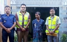 শ্রীমঙ্গল  পুলিশের অভিযানে ৪০ লিটার চোলাইমদসহ মাদক ব্যবসায়ী গ্রেফতার