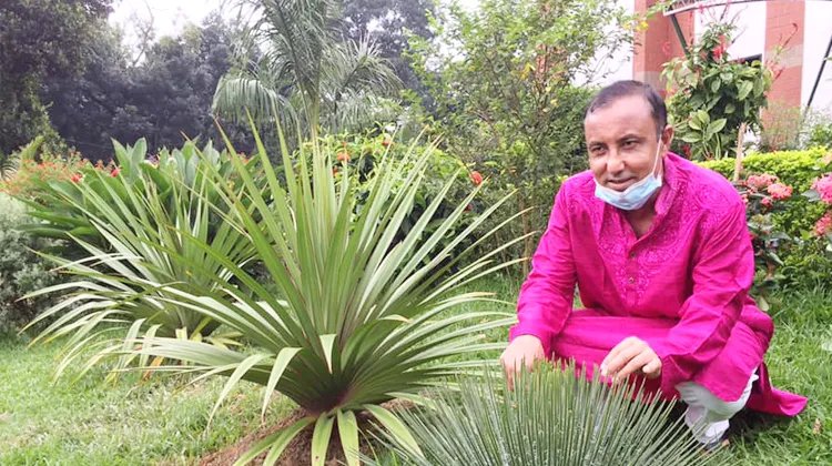 অর্ধশত জাতের দুইশতাধিক ফুলের সমাহার ঘটানো হয়েছে মৌলভীবাজার প্রবীণাঙ্গন